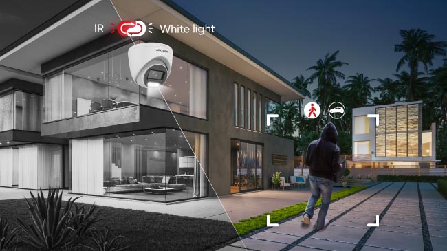 Foto Hikvision Smart Hybrid Light in azione